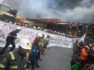 Ribuan Karyawan PT. Freeport Indonesia Mogok Jalan Di Mil 72 Tembagapura Papua