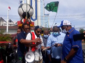 Koordinator Aksi ( Ravael Victor Timbul ) menyerahkan berkas tuntutan kepada Wakil Ketua DPR Papua ( Dr. Yunus Wonda, SH., MH )