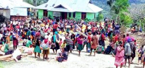 Tim Kemanusiaan Prov. Papua dan GKII Berbagi Kasih Kepada Masyarakat Pengungsi di Intan Jaya.