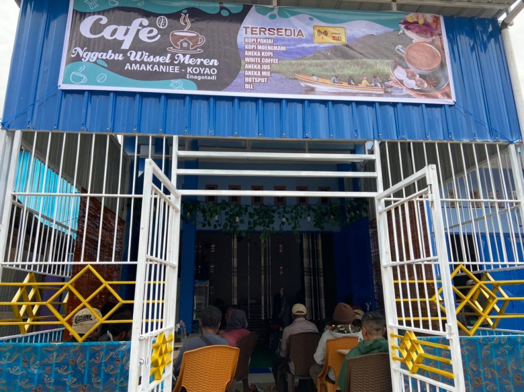 Perempuan Asli Paniai, Telah Membuka Usaha Caffe Nggabu di Enarotali