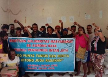 Tim Solidaritas Masyarakat Sekota Sorong Raya, Menyerahkan Bantuan Sembako Kepada Pos Peduli Kemanusiaan Intan Jaya di Asrama Nabire.(Foto:Hagimuni Dann)